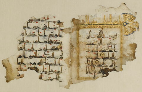Double folio coranique : Sourate 1 (La Fatiha, al-fātiḥa), versets 1 à 4 et sourate 6, versets 44 à 46 (début), image 4/10