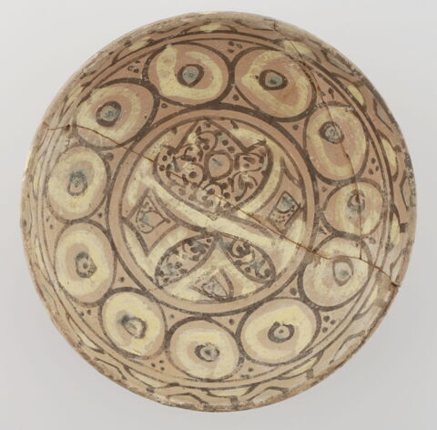 Coupe aux ocelles et à la palmette stylisée, image 1/2