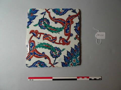 Carreau à mandorle feuillue et fleurie et arabesques de fleurons bifides rumi, image 1/1