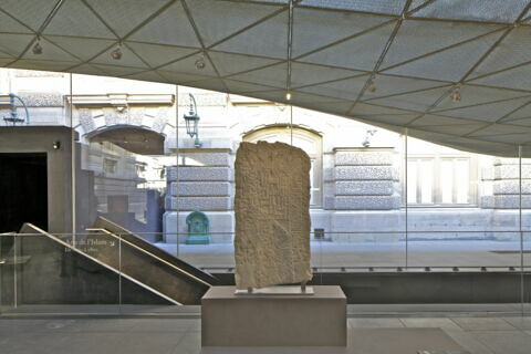 Plaque en forme de mihrâb, image 2/3