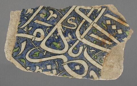 Carreau fragmentaire à inscription (épigraphie) sur fond bleu, image 1/1
