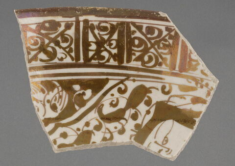 Fragment de bol à paroi galbée et décor style miniature, image 1/1