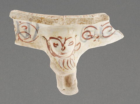 Plat tripode fragmentaire, image 1/2