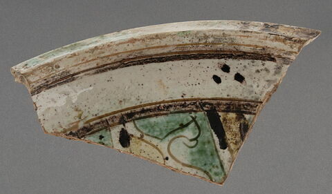 Fragment de bord d'une grande coupe, image 1/1