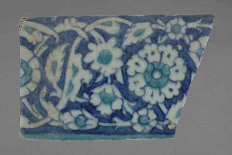 Fragment de bordure sur fond cobalt, décor floral