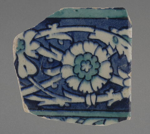 Fragment de bordure sur fond cobalt, décor floral