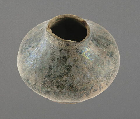 Petite bouteille à panse globulaire aplatie, image 1/1