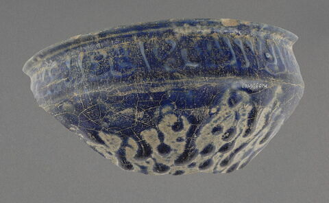 Fragment de bord de coupe à profil caréné puis droit et lèvre plate, image 1/1