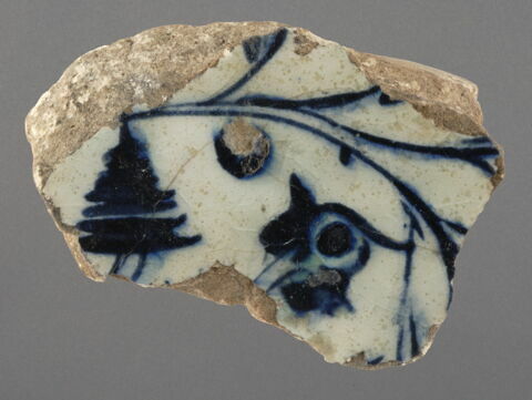 Fragment de fond de coupe sur base annulaire, image 1/1