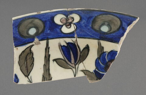 Fragment de bord de plat à aile droite : cyprès et églantine, image 1/1