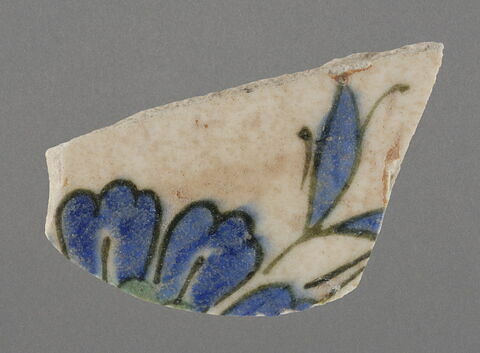 Fragment de vaisselle : fleur bleue, coeur vert cernée de noir, image 1/1