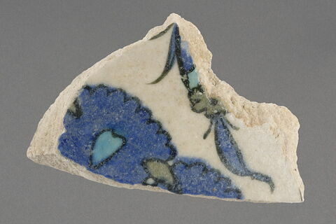 Fragment de vaisselle : fleur composite bleu + feuille