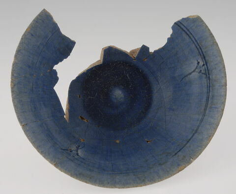 Coupe tronconique sur base annulaire, à profil caréné, image 1/2