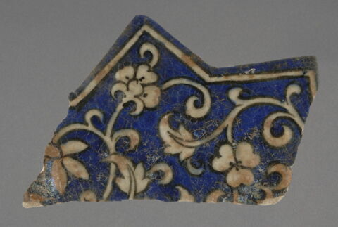 Fragment d'étoile à décor de rinceaux végétaux, image 1/1