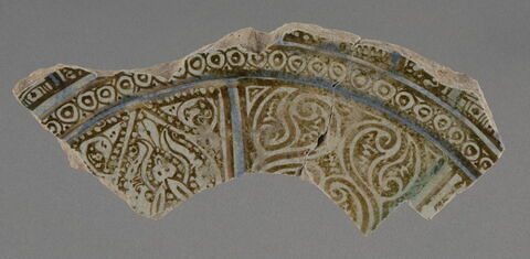 Fragment de base de coupe à décor panneauté, image 2/2