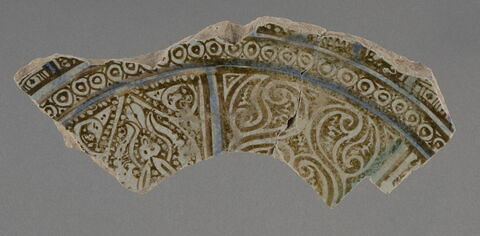 Fragment de base de coupe à décor panneauté, image 1/2