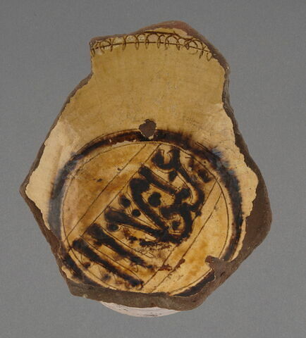 Fond de coupe orné d'un pseudo-blason tripartite, image 1/1