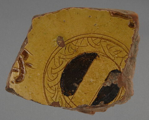 Fond de coupe orné d'un blason circulaire tripartite, image 1/1
