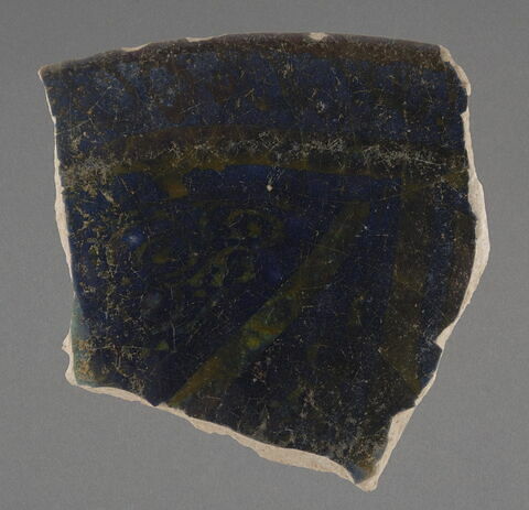 Fragment d'un plat, aile à décor de pseudo-inscription cursive