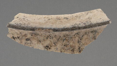 Fragment d'une coupe à aile plate, image 1/1