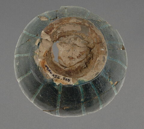 Base de vaisselle fermée ornée de raies, image 2/2