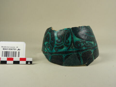 Fragment d'une vaiselle fermée., image 1/3