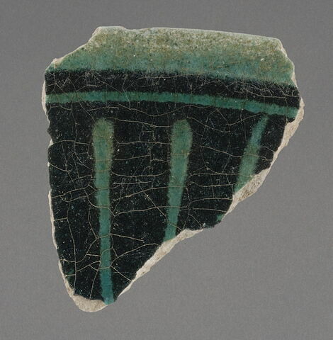 Fragment de bord de coupe à décor de raies gravées, image 1/1