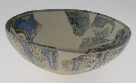 Coupe remontée à décor bleu et noir, image 1/2