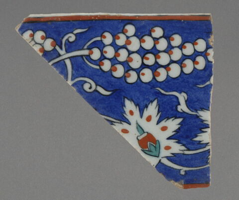 Fragment triangulaire d'un carreau de bordure, image 2/2