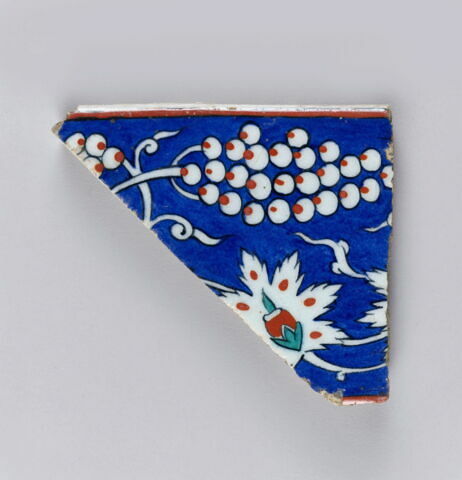 Fragment triangulaire d'un carreau de bordure, image 1/2