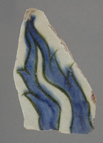 Fragment de carreau à décor de lèvres de bouddha cobalt cernées de noir sur fond blanc, image 1/1