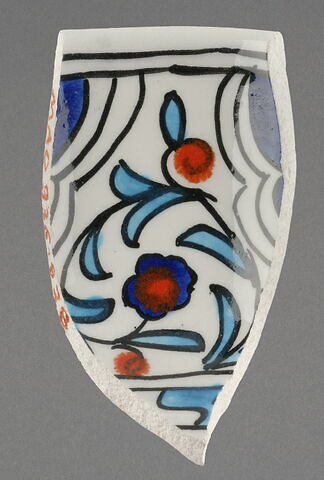 Tesson orné d'une demi-mandorle cobalt et d'une fleur au coeur rouge, image 1/1