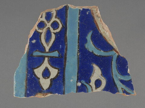 Fragment de plaque de revêtement à bordure turquoise et bleu cobalt alternées, image 1/1