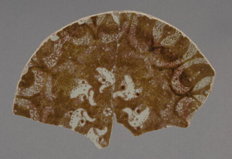 Fragment d'un plat sur base annulaire, image 1/3