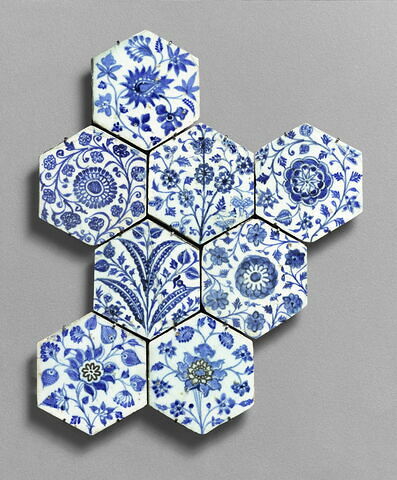 Carreau hexagonal à décor floral, image 2/7