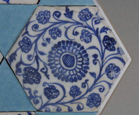 Carreau hexagonal à décor floral, image 4/7