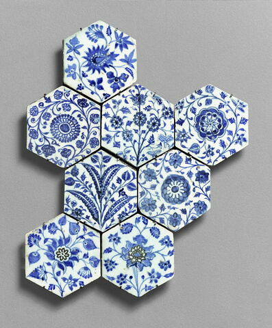 Carreau hexagonal à décor floral, image 3/7