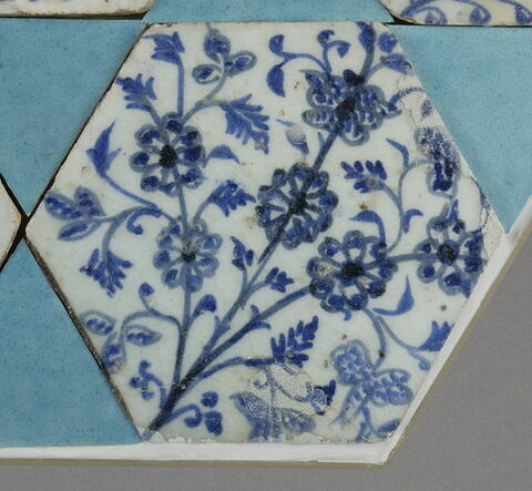 Carreau hexagonal à décor floral, image 3/4
