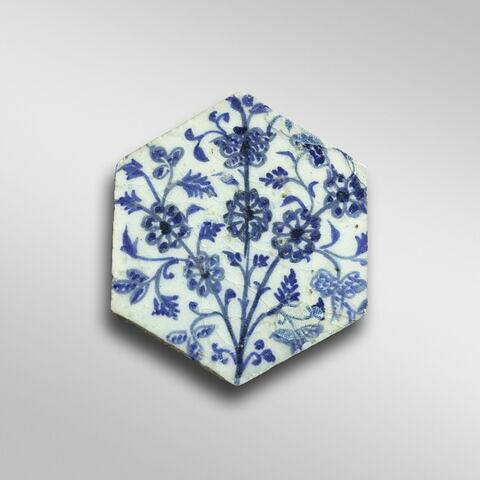 Carreau hexagonal à décor floral, image 1/4