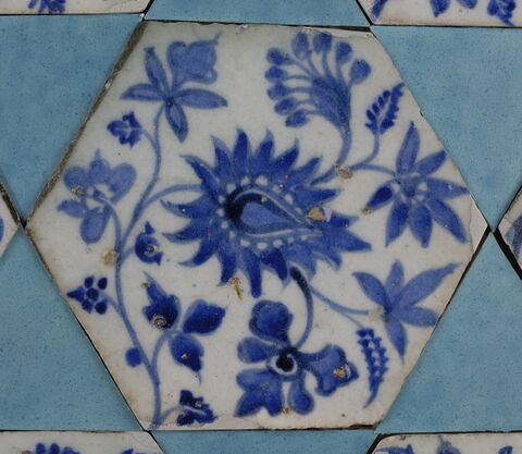 Carreau hexagonal à décor floral, image 3/4