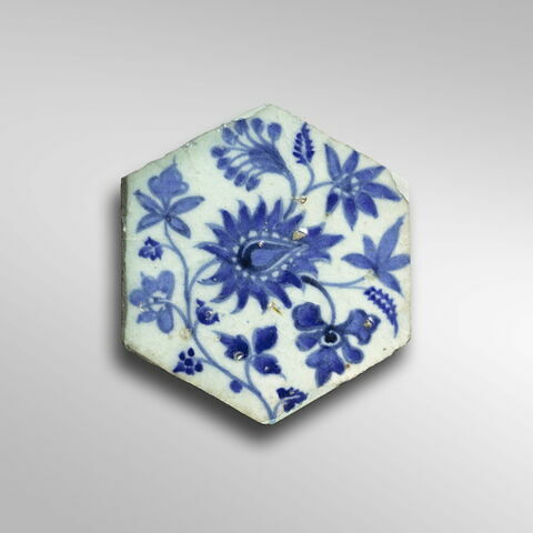 Carreau hexagonal à décor floral, image 1/4