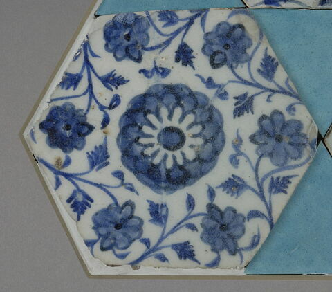 Carreau hexagonal à décor floral, image 3/4