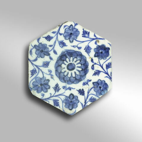 Carreau hexagonal à décor floral, image 1/4