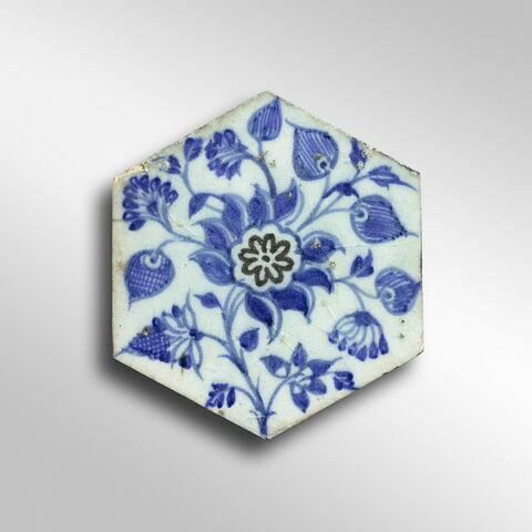 Carreau hexagonal à décor floral, image 1/4