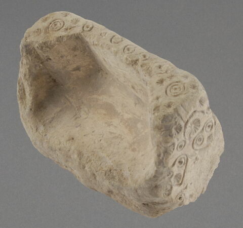 Fragment de brasero (?) à décor d'ocelles dans des coeurs, image 2/2