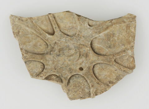 Fragment de fond de récipient orné d'un réseau étoilé, image 1/1