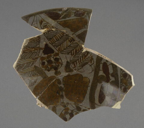 Tesson en plusieurs fragments recollés à décor polychrome, image 1/1