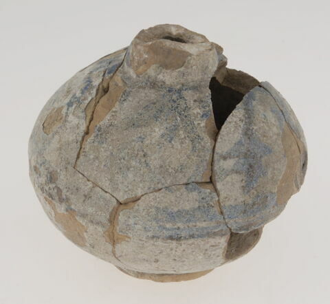 Petit vase globulaire, décor floral bleu et blanc, image 1/1