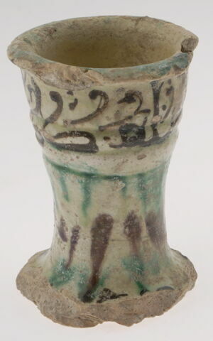 Bougeoir à décor pseudo-épigraphique, image 1/1