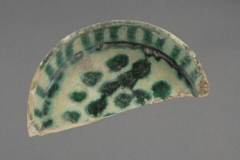 Fragment de  vaisselle à décor de coulures et de taches, image 1/1